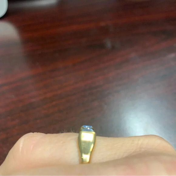 Avon Goldtone Ring size 9 with simulated light sapphire cabaret NIB 1986 - Picture 5 of 5
